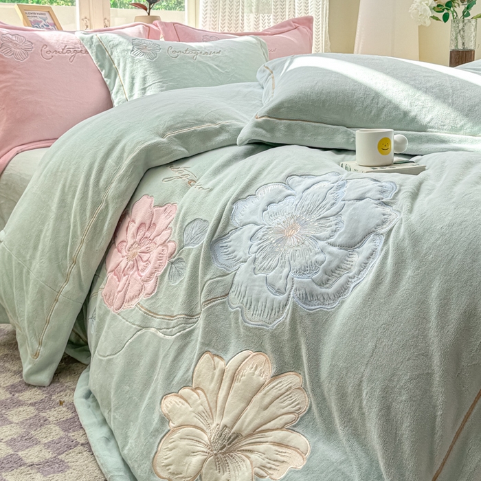 91家纺网 家纺一手货源 找家纺 佳居缘 2025新款牛奶绒贴布绣四件套-黛西 黛西-草蓝