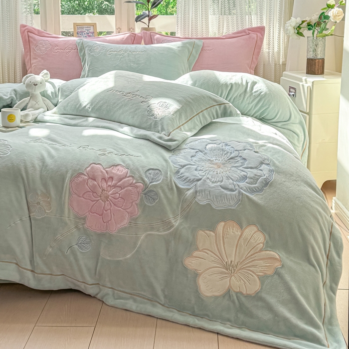 91家纺网 家纺一手货源 找家纺 佳居缘 2025新款牛奶绒贴布绣四件套-黛西 黛西-草蓝