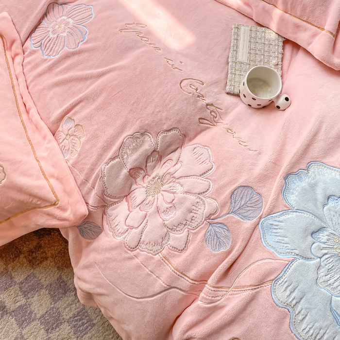 91家纺网 家纺一手货源 找家纺 佳居缘 2025新款牛奶绒贴布绣四件套-黛西 黛西-少女粉