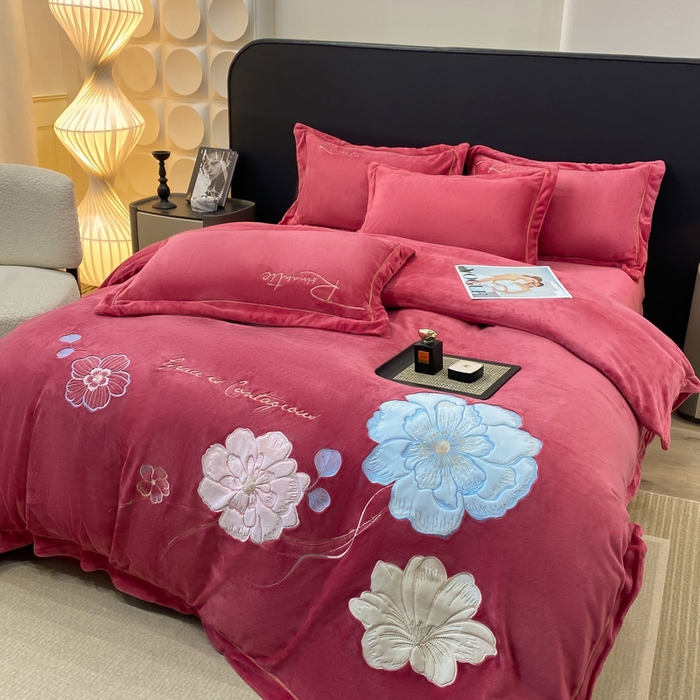 91家纺网 家纺一手货源 找家纺 佳居缘 2025新款牛奶绒贴布绣四件套-黛西 黛西-豆沙红