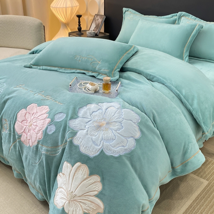 91家纺网 家纺一手货源 找家纺 佳居缘 2025新款牛奶绒贴布绣四件套-黛西 黛西-薄荷绿