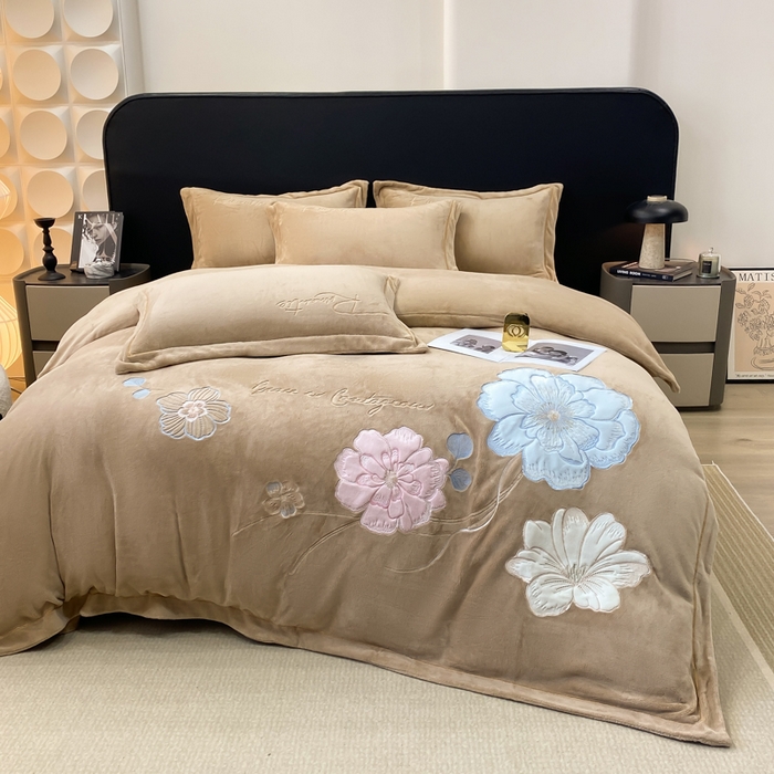 91家纺网 家纺一手货源 找家纺 佳居缘 2025新款牛奶绒贴布绣四件套-黛西 黛西-奶咖