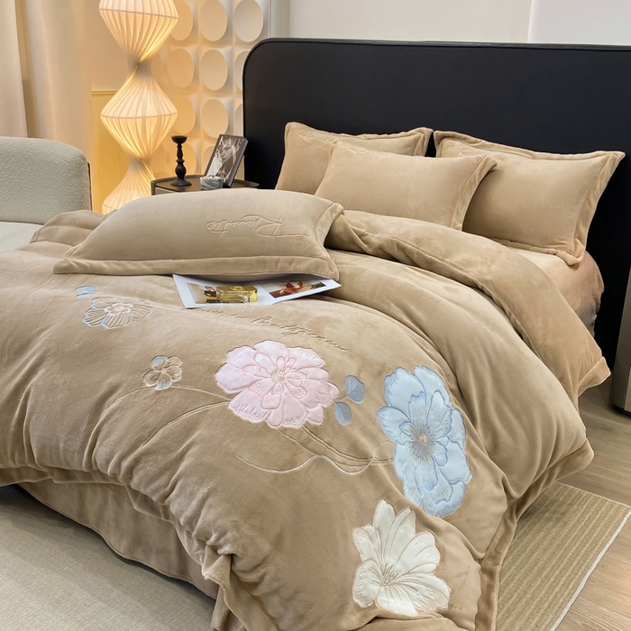 91家纺网 家纺一手货源 找家纺 佳居缘 2025新款牛奶绒贴布绣四件套-黛西 黛西-奶咖