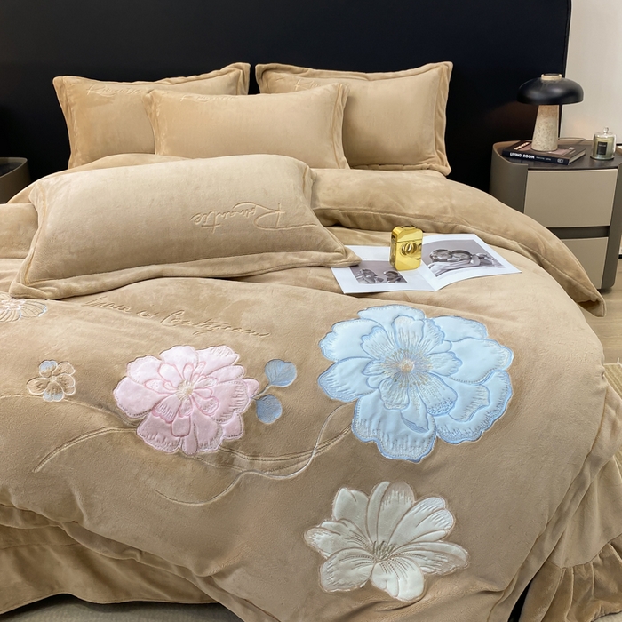 91家纺网 家纺一手货源 找家纺 佳居缘 2025新款牛奶绒贴布绣四件套-黛西 黛西-奶咖