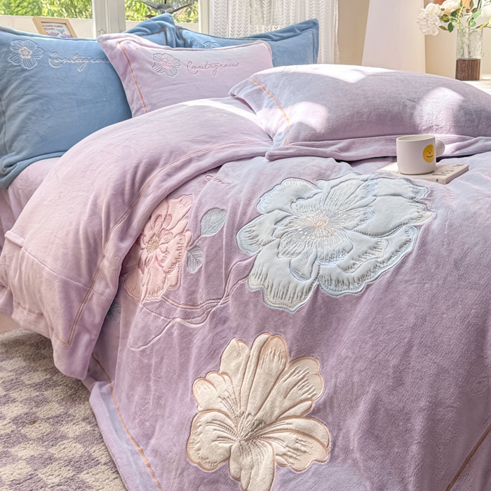 91家纺网 家纺一手货源 找家纺 佳居缘 2025新款牛奶绒贴布绣四件套-黛西 黛西-丁香紫