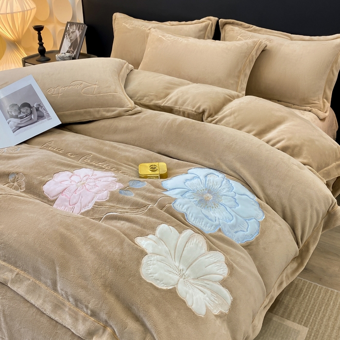 91家纺网 家纺一手货源 找家纺 佳居缘 2025新款牛奶绒贴布绣四件套-黛西 黛西-奶咖