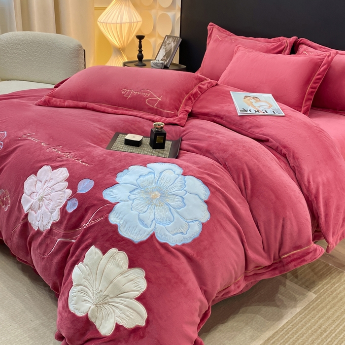 91家纺网 家纺一手货源 找家纺 佳居缘 2025新款牛奶绒贴布绣四件套-黛西 黛西-豆沙红