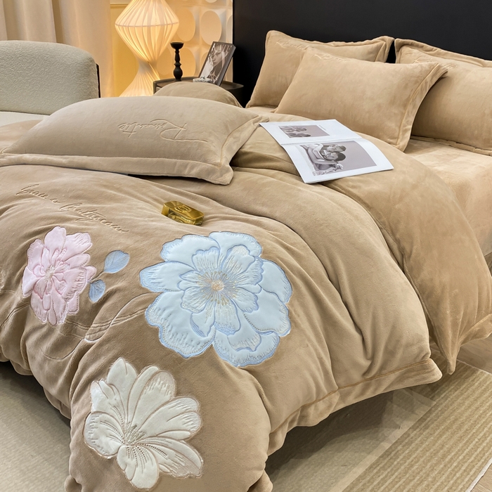 91家纺网 家纺一手货源 找家纺 佳居缘 2025新款牛奶绒贴布绣四件套-黛西 黛西-奶咖