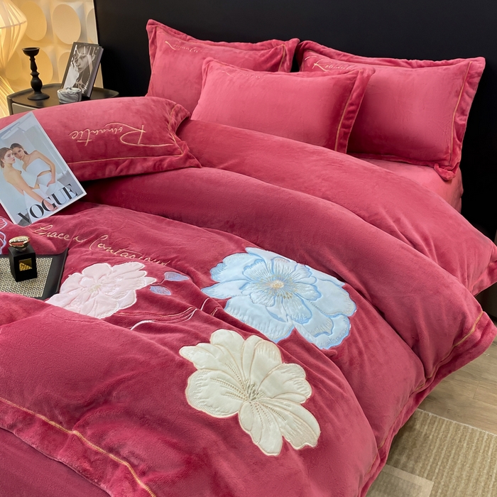 91家纺网 家纺一手货源 找家纺 佳居缘 2025新款牛奶绒贴布绣四件套-黛西 黛西-豆沙红