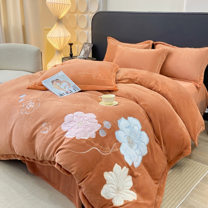 91家纺网 家纺一手货源 找家纺 佳居缘 2025新款牛奶绒贴布绣四件套-黛西 黛西-南瓜橘