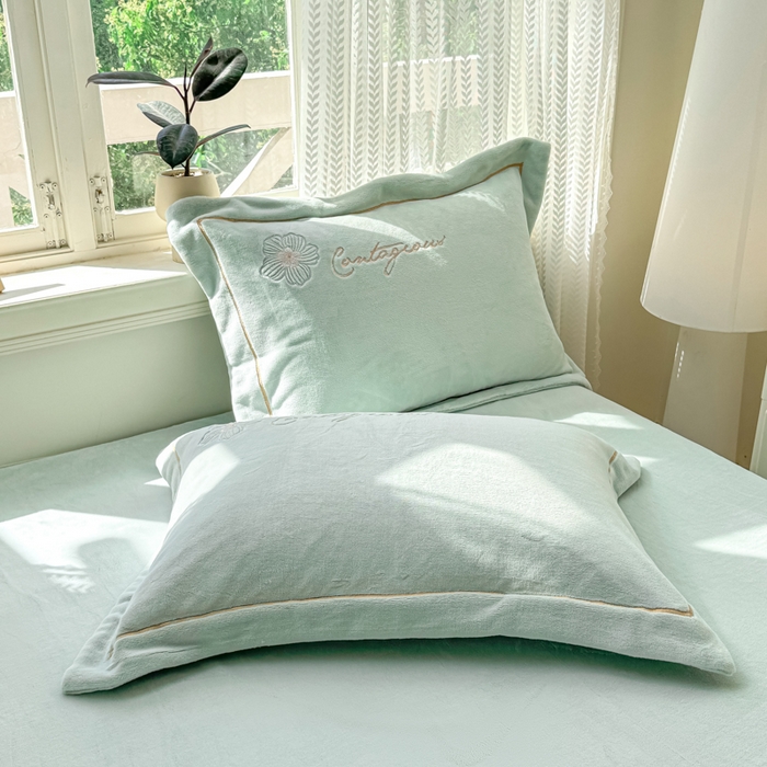 91家纺网 家纺一手货源 找家纺 佳居缘 2025新款牛奶绒贴布绣四件套-黛西 黛西-草蓝