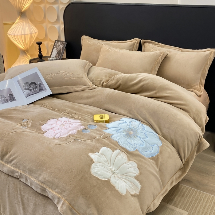 91家纺网 家纺一手货源 找家纺 佳居缘 2025新款牛奶绒贴布绣四件套-黛西 黛西-奶咖