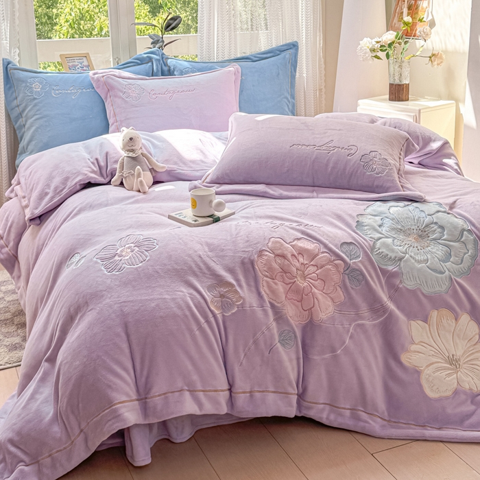 91家纺网 家纺一手货源 找家纺 佳居缘 2025新款牛奶绒贴布绣四件套-黛西 黛西-丁香紫