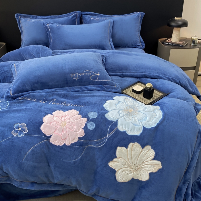 91家纺网 家纺一手货源 找家纺 佳居缘 2025新款牛奶绒贴布绣四件套-黛西 黛西-宾利蓝