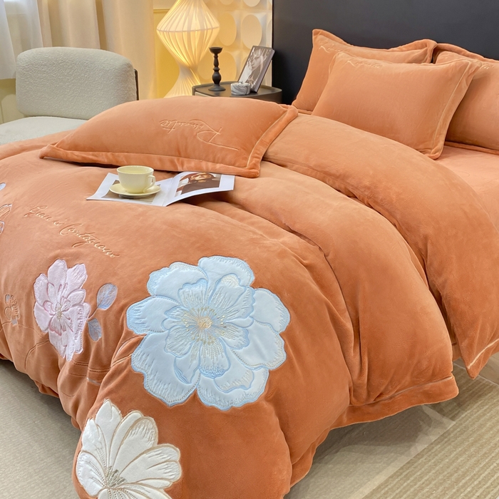 91家纺网 家纺一手货源 找家纺 佳居缘 2025新款牛奶绒贴布绣四件套-黛西 黛西-南瓜橘