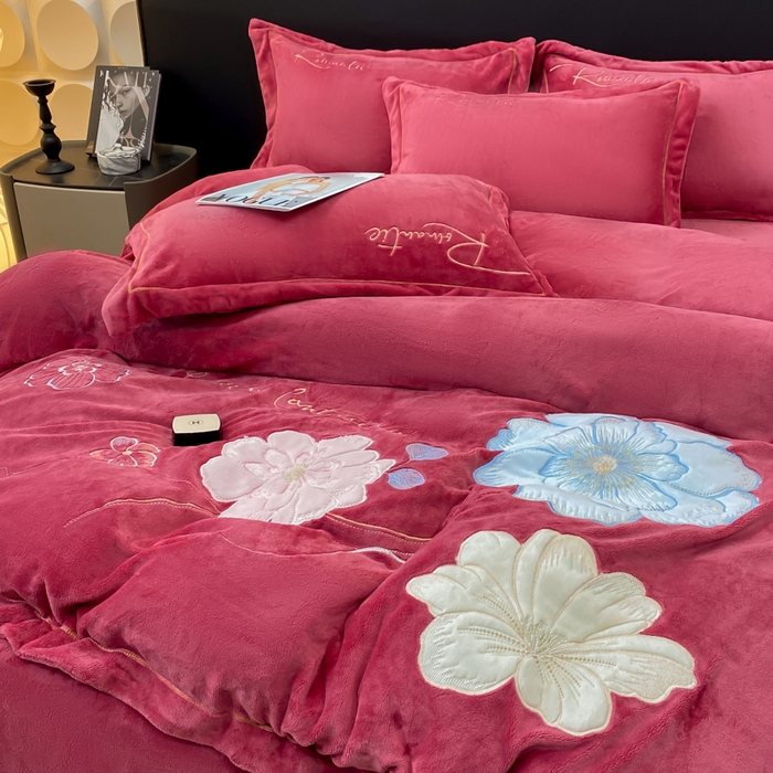 91家纺网 家纺一手货源 找家纺 佳居缘 2025新款牛奶绒贴布绣四件套-黛西 黛西-豆沙红