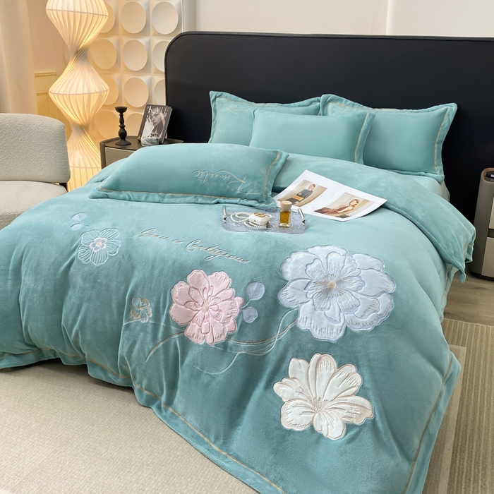 91家纺网 家纺一手货源 找家纺 佳居缘 2025新款牛奶绒贴布绣四件套-黛西 黛西-薄荷绿