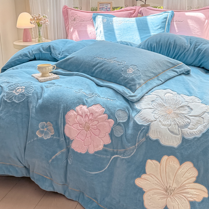 91家纺网 家纺一手货源 找家纺 佳居缘 2025新款牛奶绒贴布绣四件套-黛西 黛西-玻璃蓝