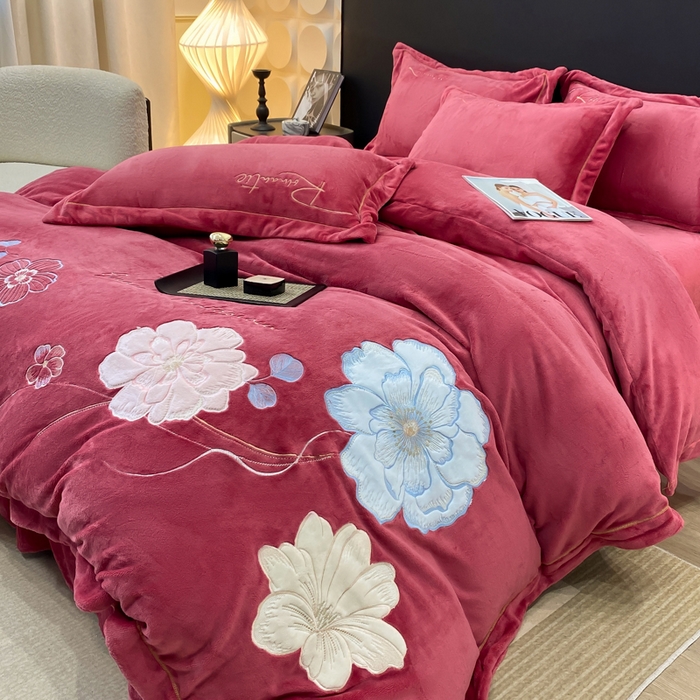 91家纺网 家纺一手货源 找家纺 佳居缘 2025新款牛奶绒贴布绣四件套-黛西 黛西-豆沙红