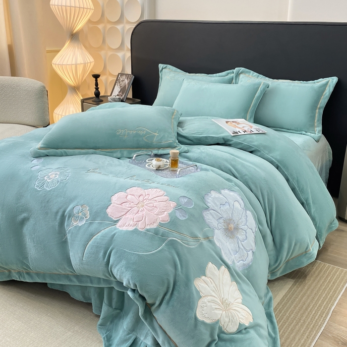 91家纺网 家纺一手货源 找家纺 佳居缘 2025新款牛奶绒贴布绣四件套-黛西 黛西-薄荷绿