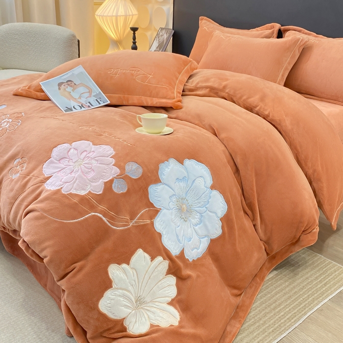 91家纺网 家纺一手货源 找家纺 佳居缘 2025新款牛奶绒贴布绣四件套-黛西 黛西-南瓜橘