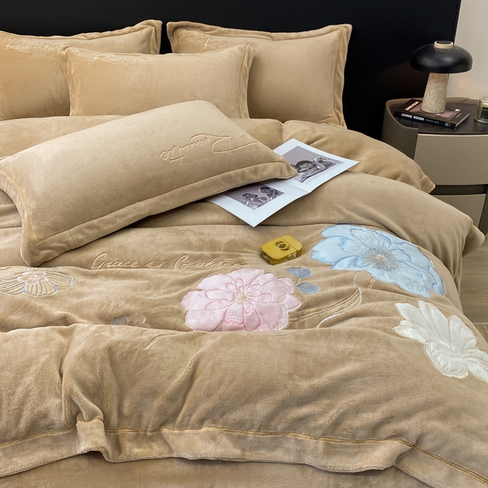 91家纺网 家纺一手货源 找家纺 佳居缘 2025新款牛奶绒贴布绣四件套-黛西 黛西-奶咖