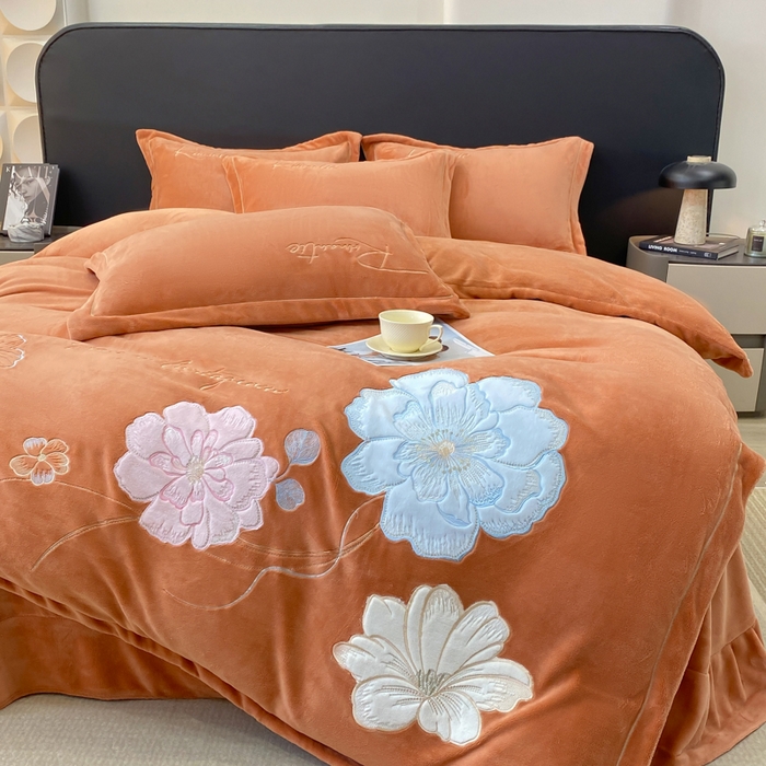 91家纺网 家纺一手货源 找家纺 佳居缘 2025新款牛奶绒贴布绣四件套-黛西 黛西-南瓜橘