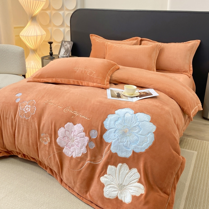 91家纺网 家纺一手货源 找家纺 佳居缘 2025新款牛奶绒贴布绣四件套-黛西 黛西-南瓜橘