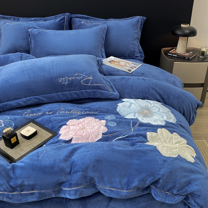 91家纺网 家纺一手货源 找家纺 佳居缘 2025新款牛奶绒贴布绣四件套-黛西 黛西-宾利蓝