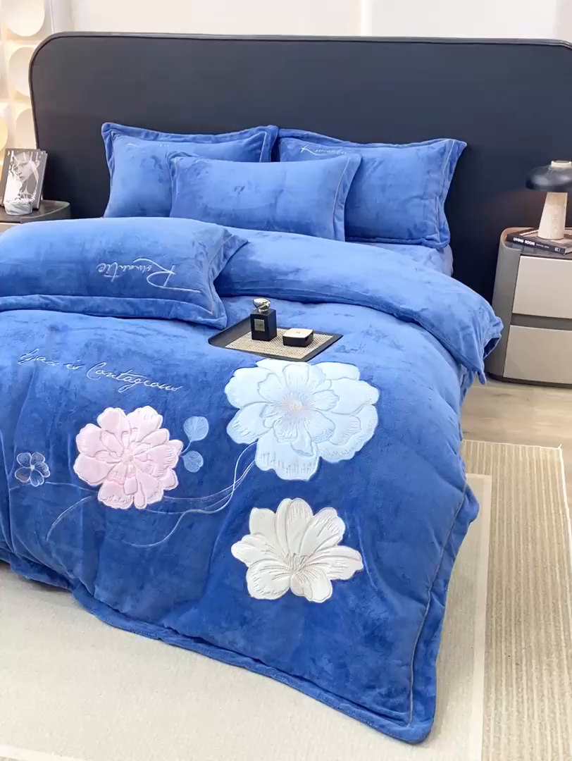 91家纺网 家纺一手货源 找家纺 佳居缘 2025新款牛奶绒贴布绣四件套-黛西 黛西-宾利蓝