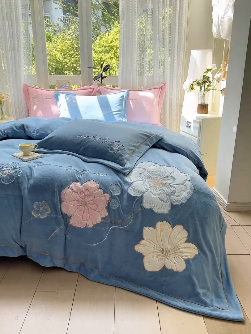 91家纺网 家纺一手货源 找家纺 佳居缘 2025新款牛奶绒贴布绣四件套-黛西 黛西-玻璃蓝