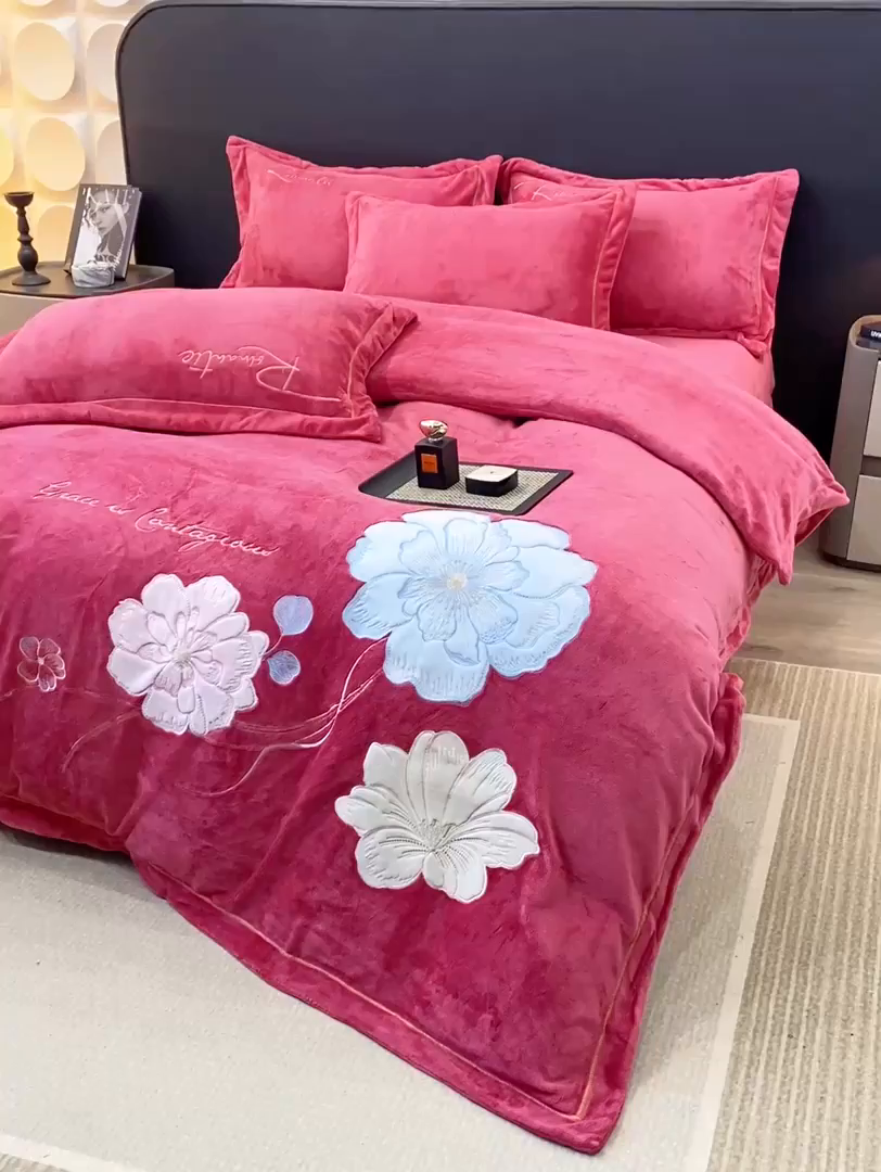 91家纺网 家纺一手货源 找家纺 佳居缘 2025新款牛奶绒贴布绣四件套-黛西 黛西-豆沙红
