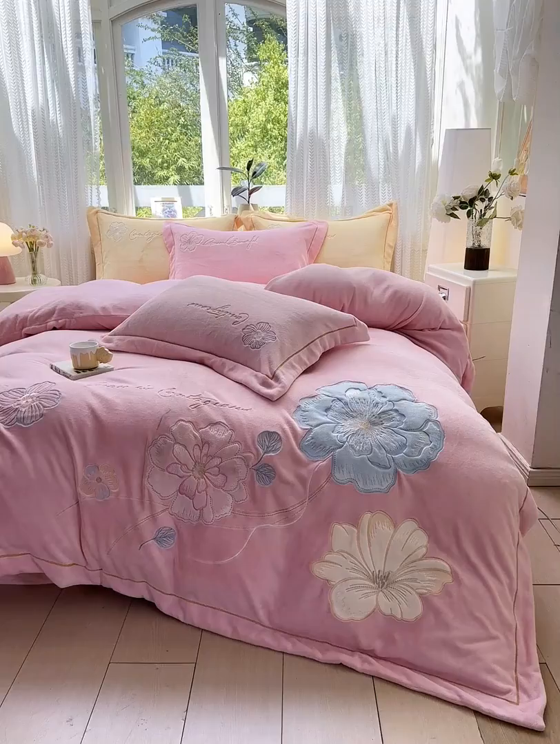 91家纺网 家纺一手货源 找家纺 佳居缘 2025新款牛奶绒贴布绣四件套-黛西 黛西-少女粉