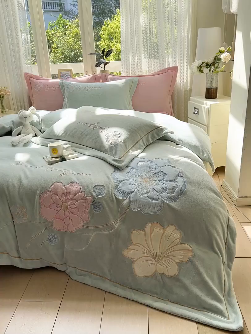 91家纺网 家纺一手货源 找家纺 佳居缘 2025新款牛奶绒贴布绣四件套-黛西 黛西-草蓝