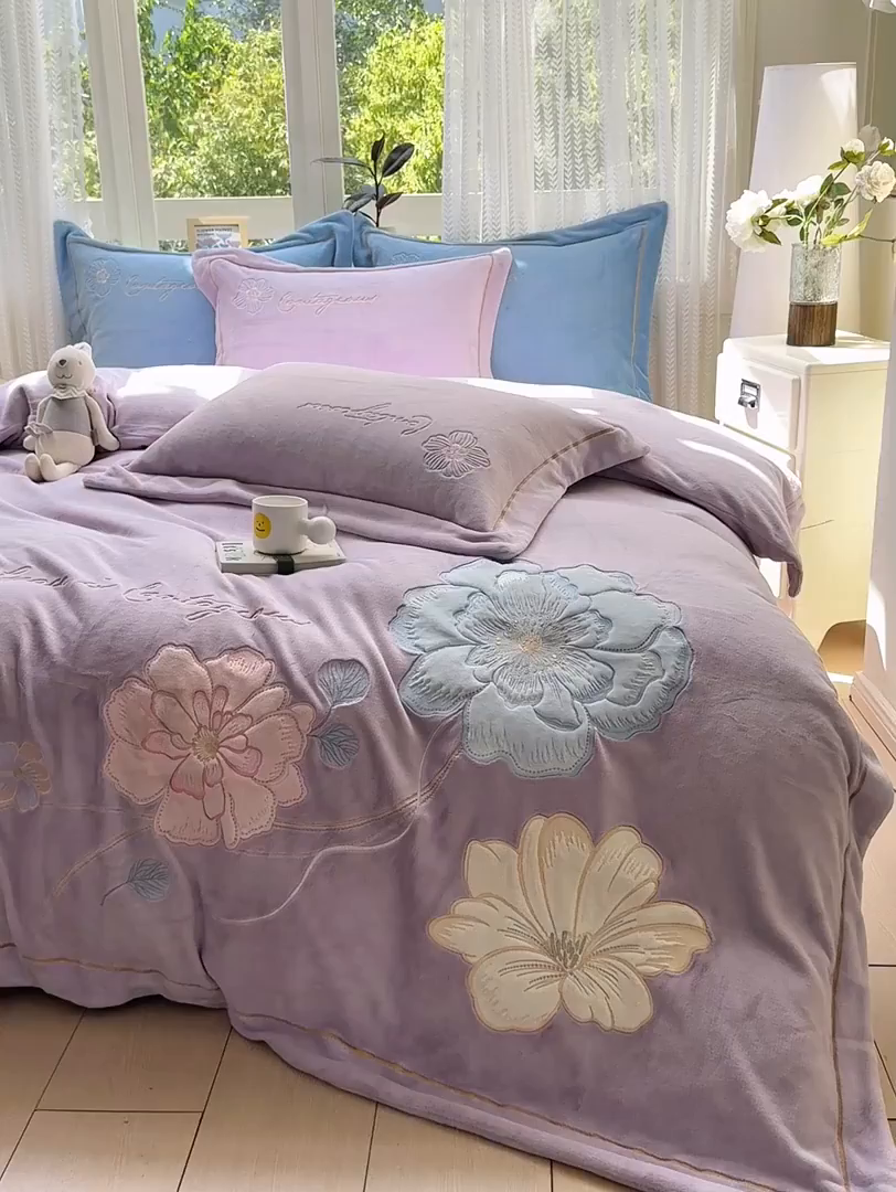 91家纺网 家纺一手货源 找家纺 佳居缘 2025新款牛奶绒贴布绣四件套-黛西 黛西-丁香紫