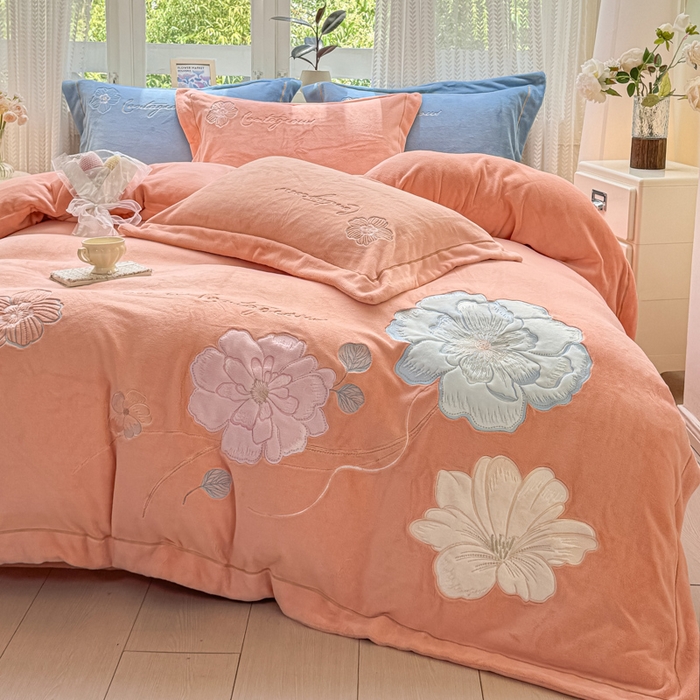 91家纺网 家纺一手货源 找家纺 佳居缘 2025新款牛奶绒贴布绣四件套-黛西 黛西-暖玉