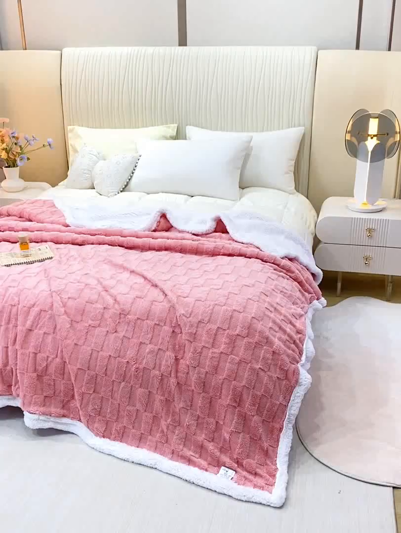91家纺网 家纺一手货源 找家纺 佳居缘 【双面绒-方格】 2025加厚保暖羊羔绒毛毯双层塔芙绒毯子跨境专供外贸出口定制 方格-粉