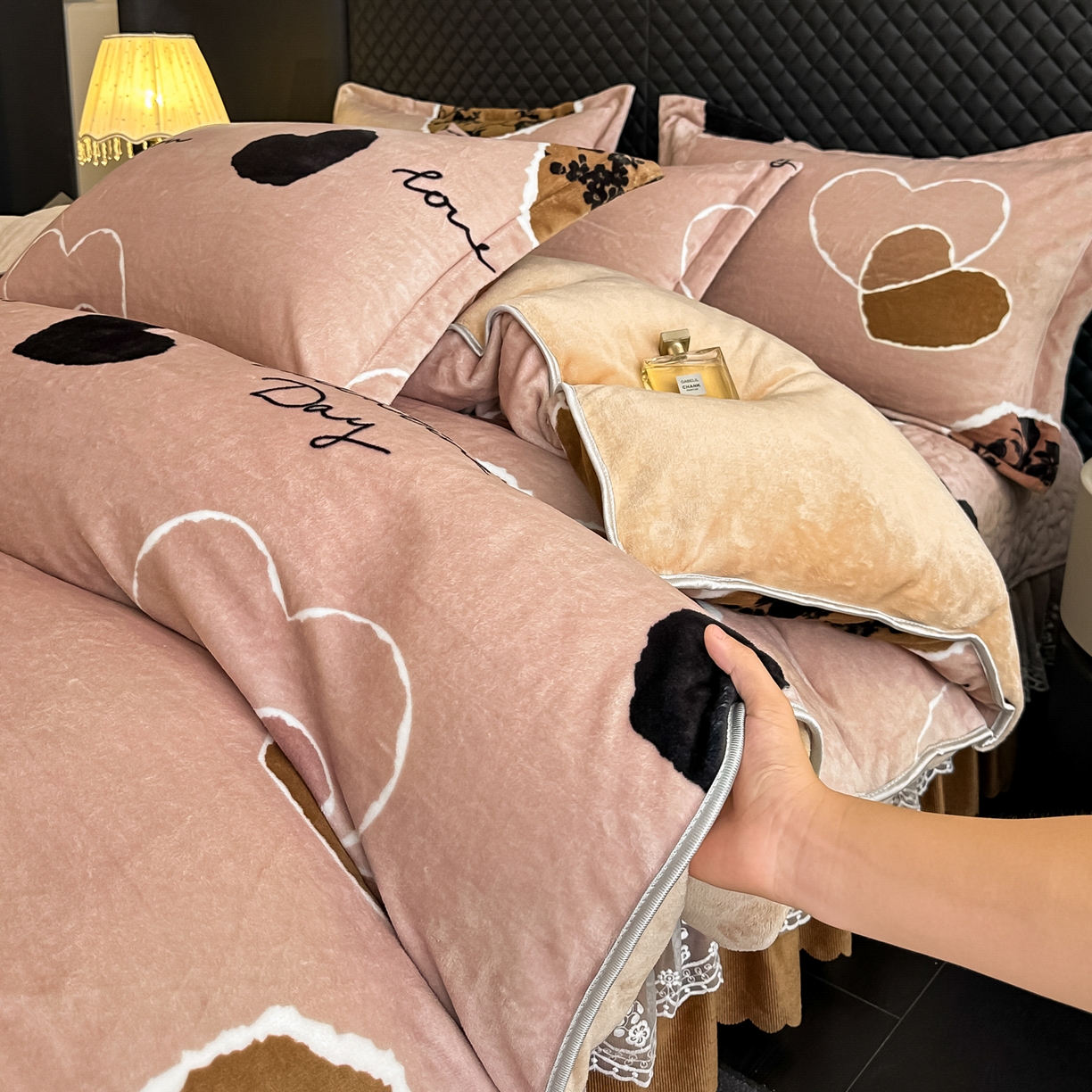 91家纺网 家纺一手货源 找家纺 栩裕纺织 2025新款加厚牛奶绒床盖四件套 爱慕