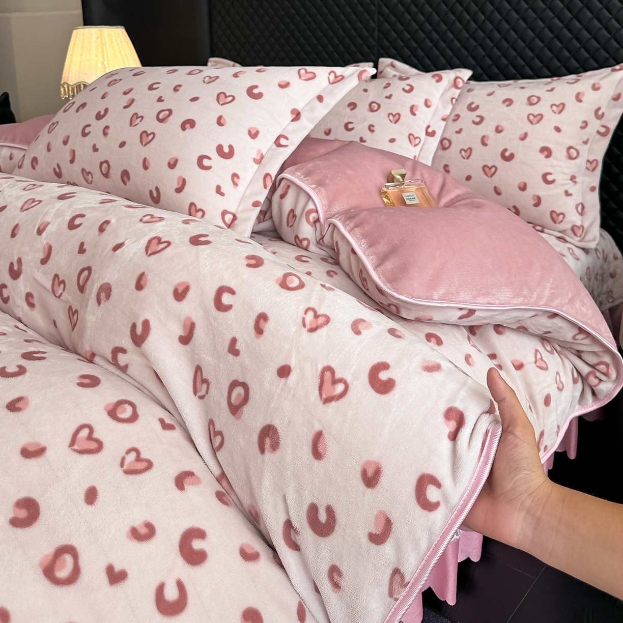 91家纺网 家纺一手货源 找家纺 栩裕纺织 2025新款加厚牛奶绒床盖四件套 爱心满满