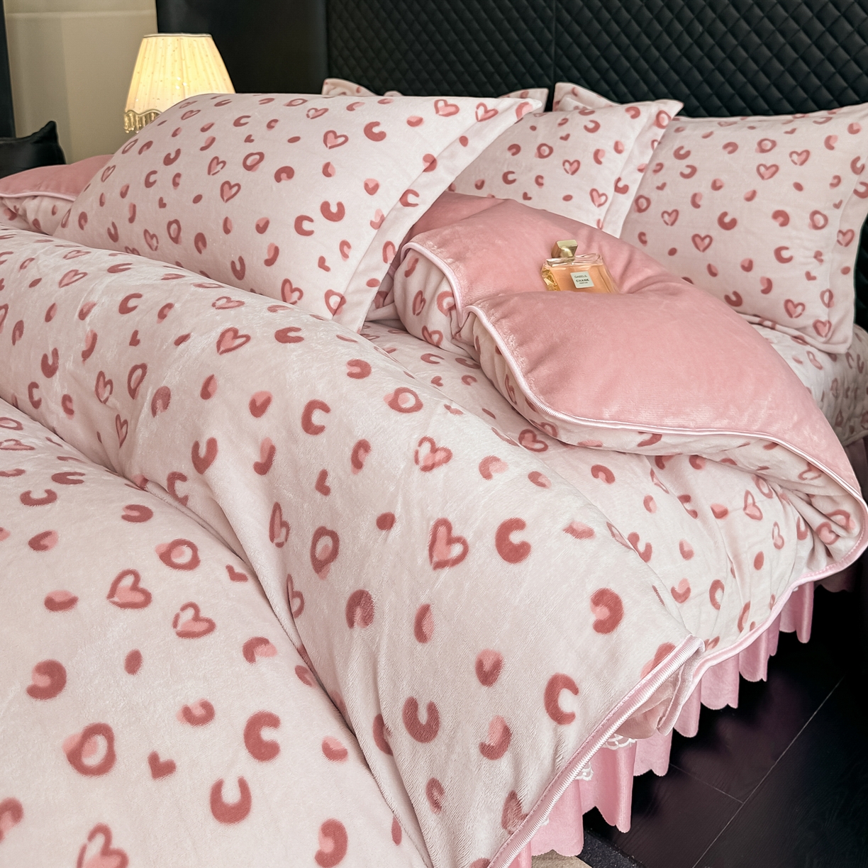 91家纺网 家纺一手货源 找家纺 栩裕纺织 2025新款加厚牛奶绒床盖四件套 爱心满满