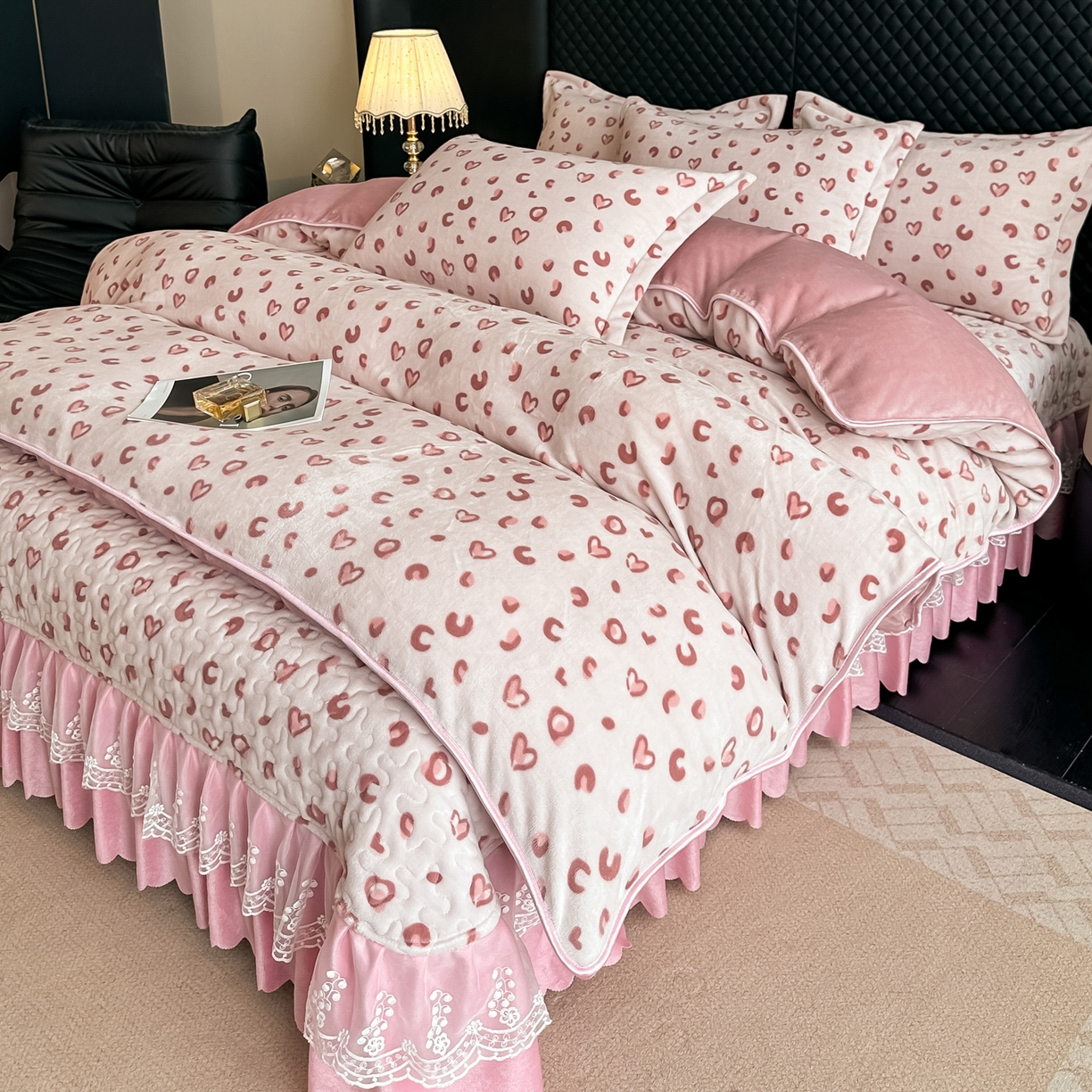 91家纺网 家纺一手货源 找家纺 栩裕纺织 2025新款加厚牛奶绒床盖四件套 爱心满满