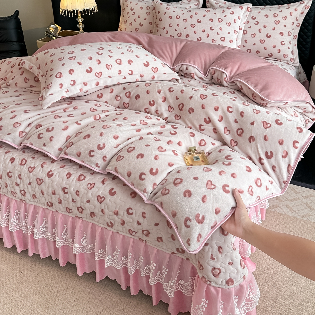 91家纺网 家纺一手货源 找家纺 栩裕纺织 2025新款加厚牛奶绒床盖四件套 爱心满满