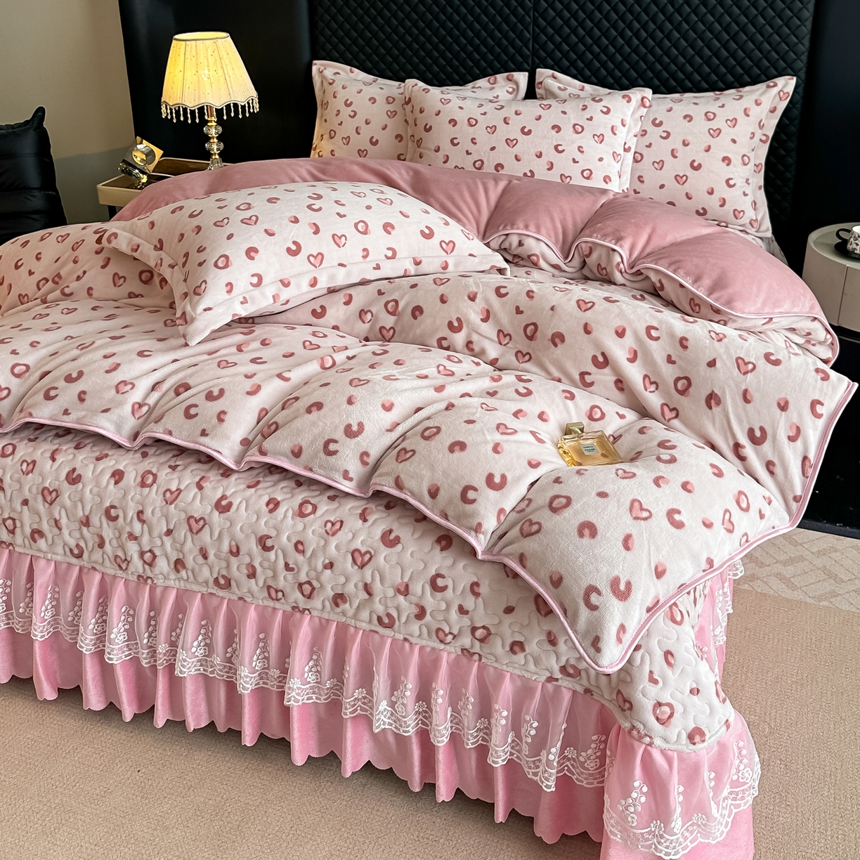 91家纺网 家纺一手货源 找家纺 栩裕纺织 2025新款加厚牛奶绒床盖四件套 爱心满满