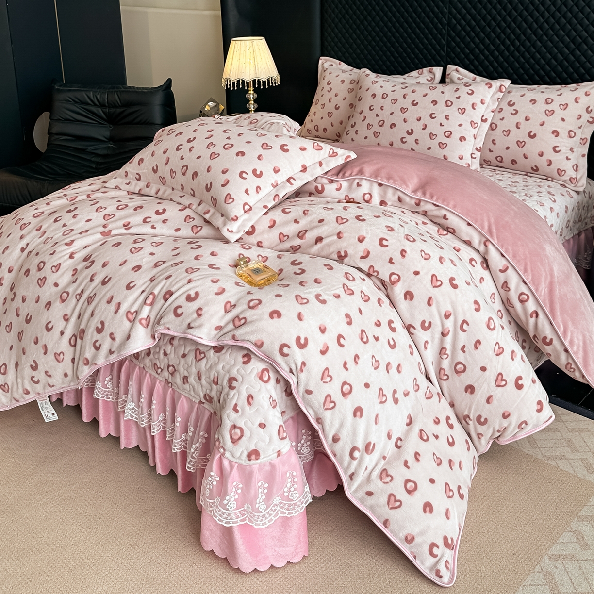 91家纺网 家纺一手货源 找家纺 栩裕纺织 2025新款加厚牛奶绒床盖四件套 爱心满满
