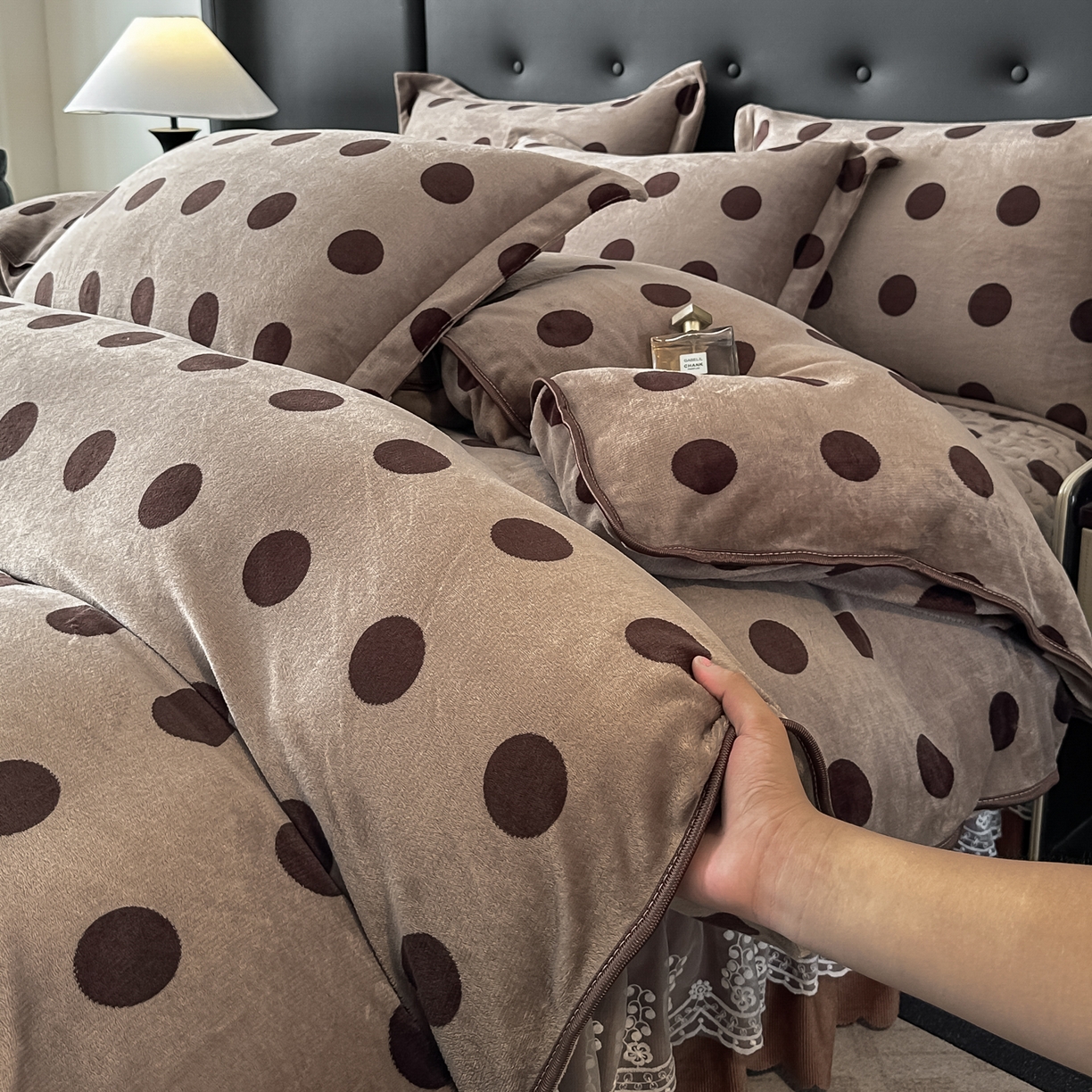 91家纺网 家纺一手货源 找家纺 栩裕纺织 2025新款加厚牛奶绒床盖四件套 波点咖