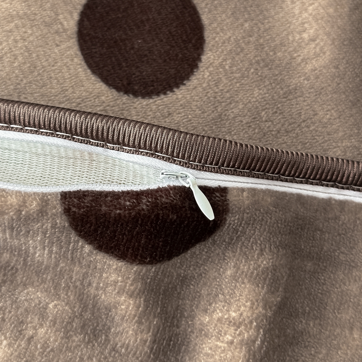 91家纺网 家纺一手货源 找家纺 栩裕纺织 2025新款加厚牛奶绒床盖四件套 波点咖