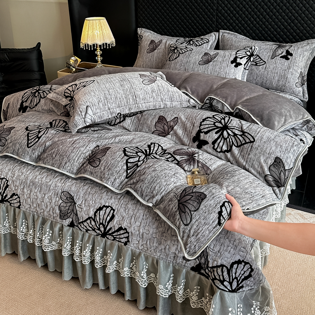 91家纺网 家纺一手货源 找家纺 栩裕纺织 2025新款加厚牛奶绒床盖四件套 蝶舞飞影