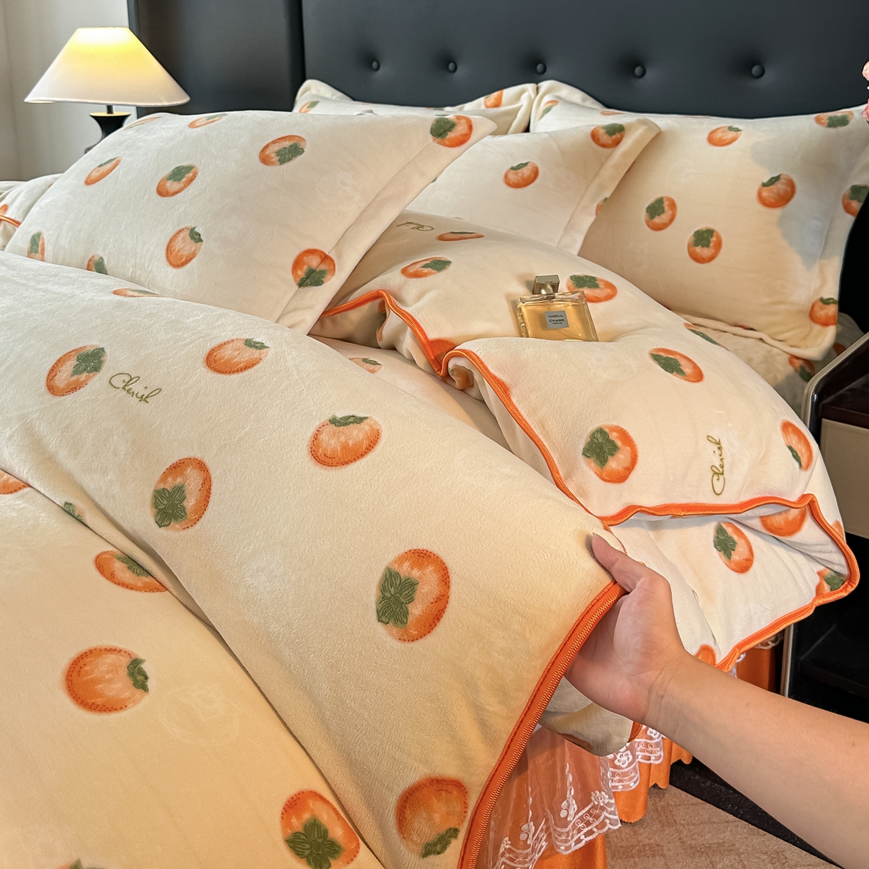 91家纺网 家纺一手货源 找家纺 栩裕纺织 2025新款加厚牛奶绒床盖四件套 柿柿如意