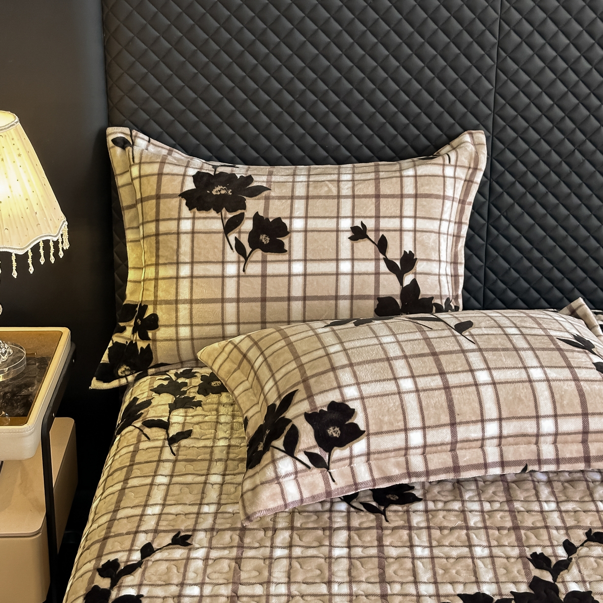 91家纺网 家纺一手货源 找家纺 栩裕纺织 2025新款加厚牛奶绒床盖四件套 素影