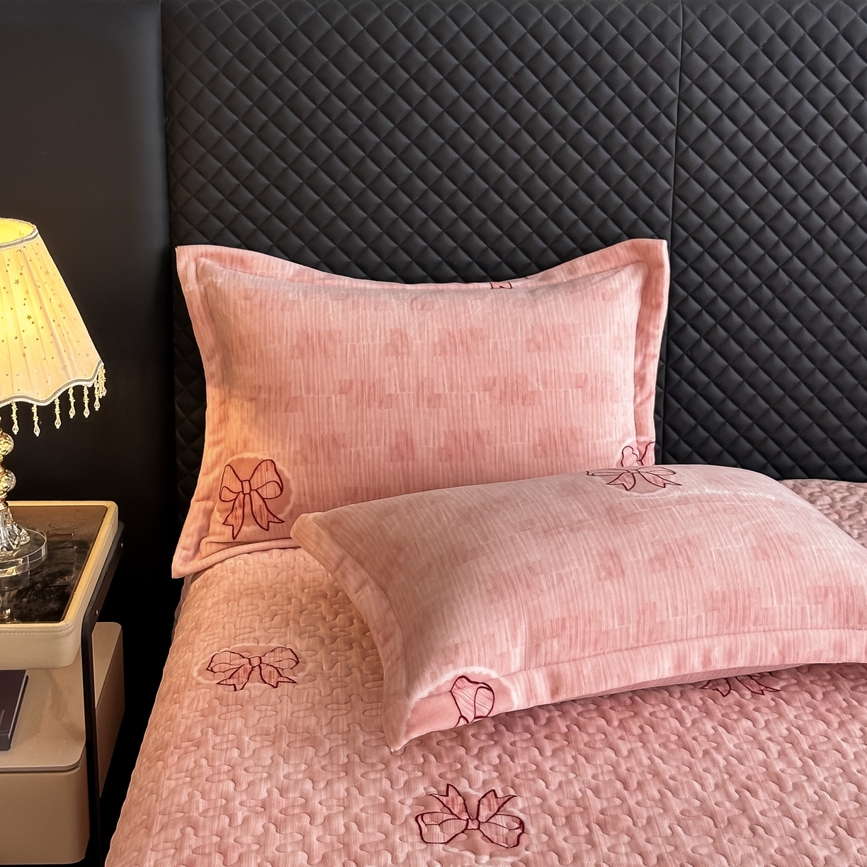 91家纺网 家纺一手货源 找家纺 栩裕纺织 2025新款加厚牛奶绒床盖四件套 同心结